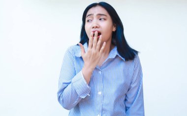 Şok olmuş Asyalı kadın beyaz arka planda izole edilmiş çizgili gömlek giyerek ağzını tamamen açık bırakıyor.