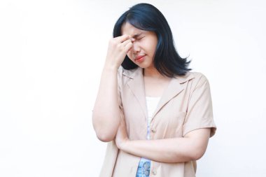 Kafası karışmış Asyalı kadın kendini stresli ve bunalmış hissediyor. Beyaz arka planda izole edilmiş günlük kıyafetler giyiyor.