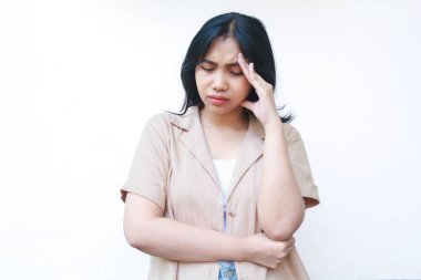 Kafası karışmış Asyalı kadın kendini stresli ve bunalmış hissediyor. Beyaz arka planda izole edilmiş günlük kıyafetler giyiyor.
