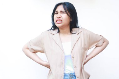 Kafası karışmış Asyalı kadın, beyaz arka planda izole edilmiş günlük kıyafetlerle kameraya bakıyor.