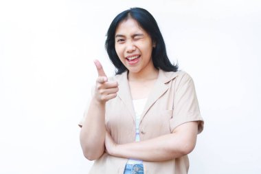 Heyecanlı Asyalı kadın beyaz arka planda izole edilmiş günlük kıyafetler giyerek jest yapıyor.