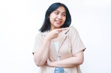 Heyecanlı Asyalı kadın beyaz arka planda izole edilmiş günlük kıyafetler giyerek jest yapıyor.