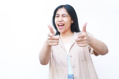 Heyecanlı Asyalı kadın beyaz arka planda izole edilmiş günlük kıyafetler giyerek jest yapıyor.
