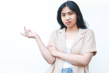 depresif Asyalı kadın baskı altında stresli hissediyor beyaz arka planda izole edilmiş günlük kahverengi kıyafetler giyiyor.