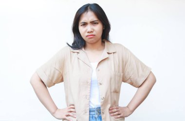 depresif Asyalı kadın baskı altında stresli hissediyor beyaz arka planda izole edilmiş günlük kahverengi kıyafetler giyiyor.