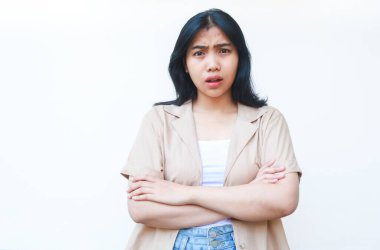 Şok olmuş Asyalı kadın kameraya çapraz elle bakıyor beyaz arka planda izole edilmiş günlük kıyafetler giyiyor.