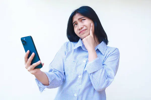 Pensativo Asiático Mulher Usando Smartphone Com Mãos Bochecha Pensando Problema Imagens Royalty-Free