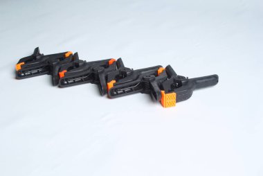 Arkaplan için siyah yay kıskacı seti ve beyaz arkaplanda izole ahta tutucu