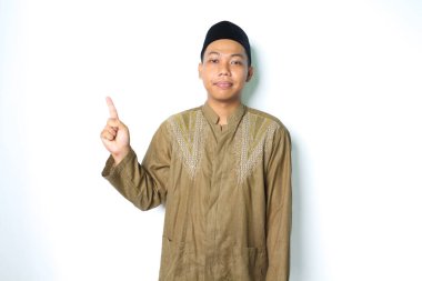 Sakin Asyalı Müslüman adam kameraya gülümsüyor. Koko giysileri giyiyor. Beyaz arka planda izole edilmiş.