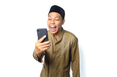 Asyalı Müslüman adamın elinde cep telefonu tutarken haykırması sürpriz oldu.