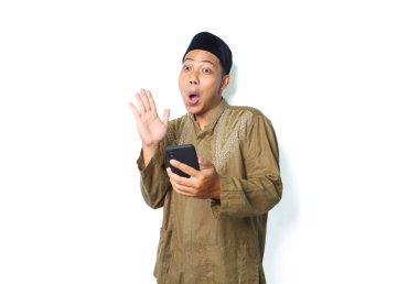 Beyaz arka planda izole edilmiş cep telefonu tutan Asyalı Müslüman el kaldırıyor.