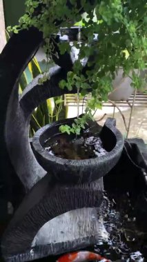 Ev dekorasyonu için taş balık havuzunda şelale.