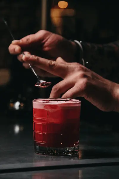 Bartender Derramando Coquetel Com Copo Vinho Tinto Balcão Bar Fotos De Bancos De Imagens