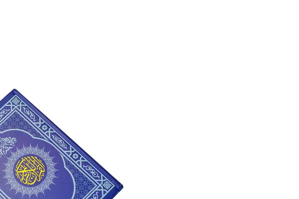 Священный Аль Коран Письменной Арабской Каллиграфией Белом Фоне Копировальным Пространством — стоковое фото