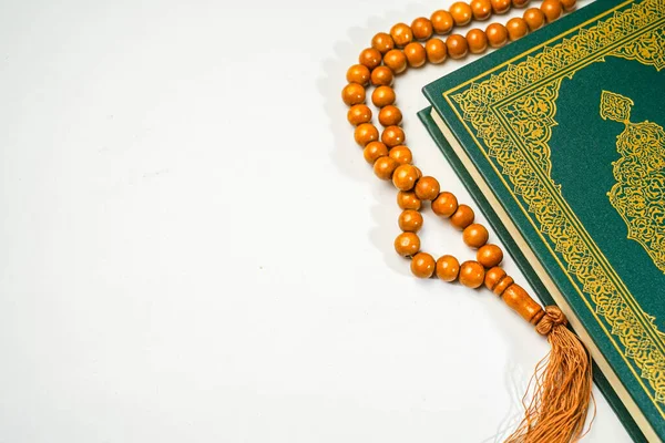Svatý Korán Písemnou Arabskou Kaligrafií Význam Koránu Růženec Korálky Nebo — Stock fotografie