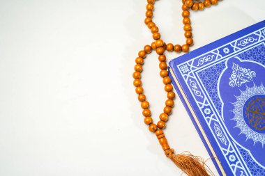 El-Kur 'an' ın Arapça el yazısı ve beyaz arkaplan üzerinde tespih ya da tasbih bulunan beyaz arkaplan..