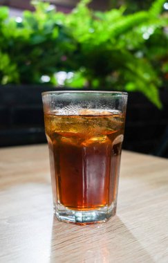 Buzlu kola bardakları, cam bardaklarda buzlu çay ya da meşrubat bardakları.