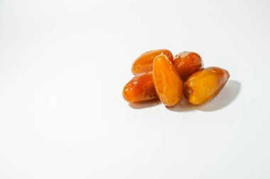 Taze, sarı hurmalar, beyaz arka planda izole edilmiş taze hurmalar.