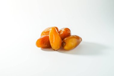 Taze, sarı hurmalar, beyaz arka planda izole edilmiş taze hurmalar.