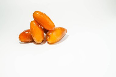 Taze, sarı hurmalar, beyaz arka planda izole edilmiş taze hurmalar.