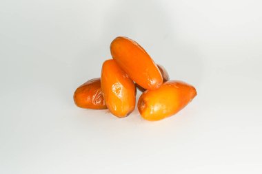 Taze, sarı hurmalar, beyaz arka planda izole edilmiş taze hurmalar.