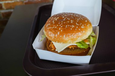 Beyaz karton kutuda taze lezzetli hamburgerler.