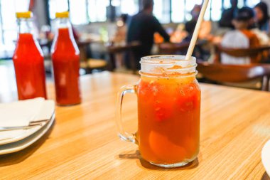 Buzlu meyve çayı, cam bir fincanda meyve parçaları