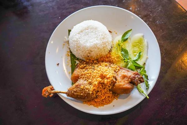 stock image Fried duck served with fresh vegetables and chili sauce on a white plate