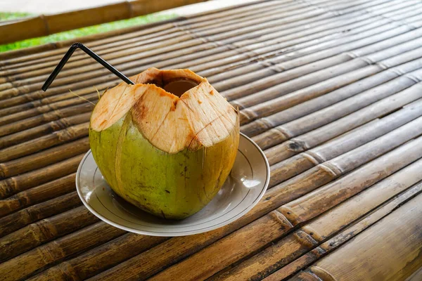 Verse Groene Kokosnoot Jonge Kokosnoot Klaar Drinken — Stockfoto