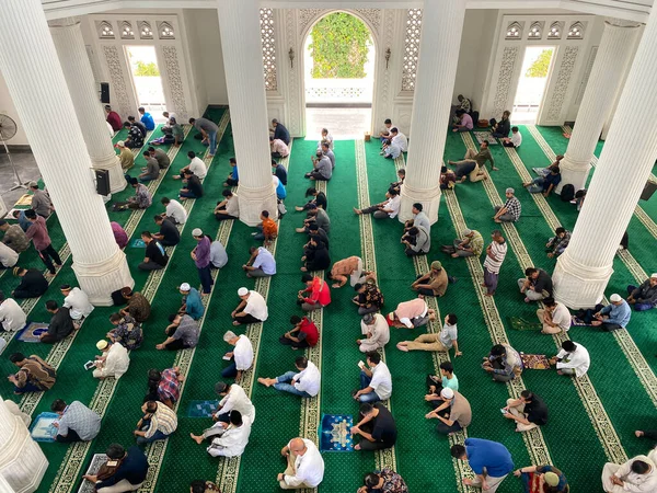Jakarta Indonésie Dubna 2023 Muslimové Provádět Páteční Modlitby Ramlie Musofa — Stock fotografie