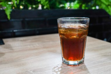 Buzlu kola bardakları, cam bardaklarda buzlu çay ya da meşrubat bardakları.