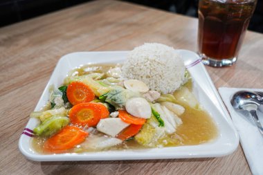 Capcai ya da CapCay, Çin 'in popüler, kızarmış sebze yemeği. Çeşitli sebzeler, köfteler, mantarlar, beyaz pirinçle servis edilir.