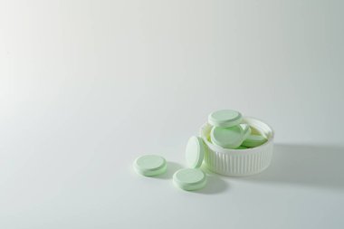 Bir sürü ilaç ve antibiyotik, beyaz tıbbi haplar, açık yeşil, fotokopi alanı olan..