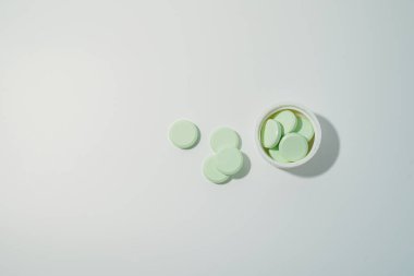 Bir sürü ilaç ve antibiyotik, beyaz tıbbi haplar, açık yeşil, fotokopi alanı olan..