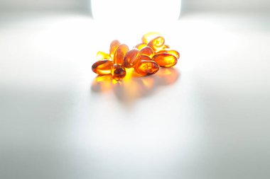 Yumuşak jel, yağ dolu kapsülleri kapatın, besin maddelerini sunmaya elverişli: balık yağı, omega 3, omega 6, omega 9, A vitamini, D vitamini, D3 vitamini, E vitamini, akşam çuha yağı,