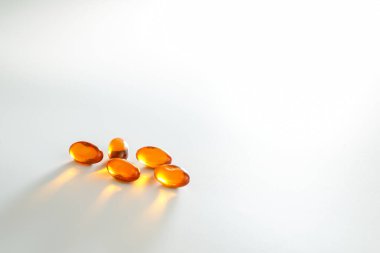 Yumuşak jel, yağ dolu kapsülleri kapatın, besin maddelerini sunmaya elverişli: balık yağı, omega 3, omega 6, omega 9, A vitamini, D vitamini, D3 vitamini, E vitamini, akşam çuha yağı,