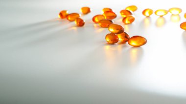 Yumuşak jel, yağ dolu kapsülleri kapatın, besin maddelerini sunmaya elverişli: balık yağı, omega 3, omega 6, omega 9, A vitamini, D vitamini, D3 vitamini, E vitamini, akşam çuha yağı,