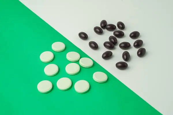 Sok Különböző Tabletta Színes Háttér Lapos Laikus Másolási Hely — Stock Fotó