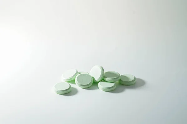 Egy Csomó Gyógyszer Antibiotikum Fehér Orvosi Tabletta Világoszöld Fénymásoló Felülettel — Stock Fotó