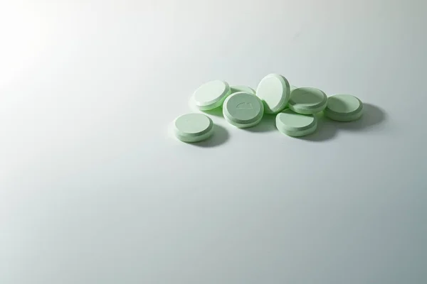 Egy Csomó Gyógyszer Antibiotikum Fehér Orvosi Tabletta Világoszöld Fénymásoló Felülettel — Stock Fotó