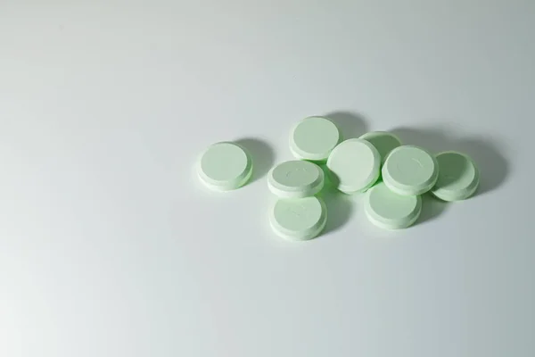 Mucchio Pillole Medicinali Antibiotici Compresse Mediche Bianche Verde Chiaro Con — Foto Stock