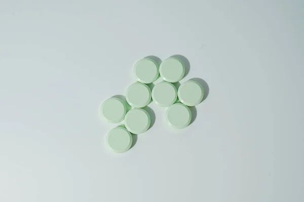 Куча Лекарственных Таблеток Антибиотиков Белые Медицинские Таблетки Светло Зеленый Копировальным — стоковое фото