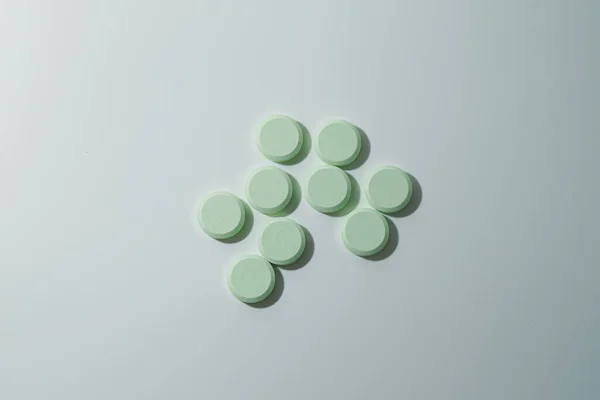 Bir Sürü Ilaç Antibiyotik Beyaz Tıbbi Haplar Açık Yeşil Fotokopi — Stok fotoğraf