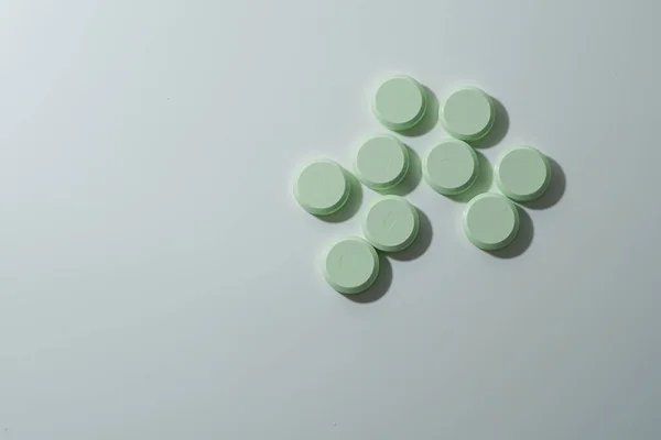 Tas Pilules Médicinales Antibiotiques Comprimés Médicaux Blancs Vert Clair Avec — Photo