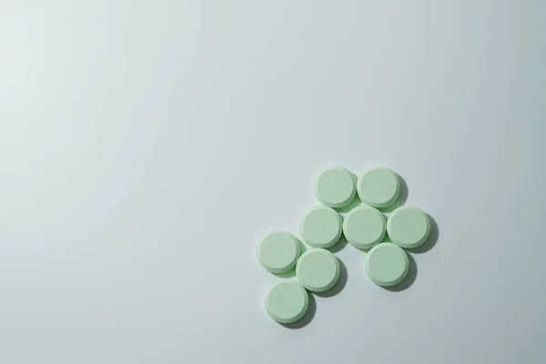 Monte Comprimidos Medicinais Antibióticos Comprimidos Médicos Brancos Verde Claro Com — Fotografia de Stock