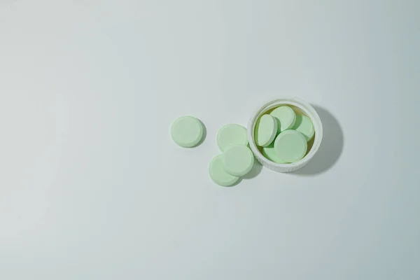 Banda Tabletek Leczniczych Antybiotyków Białe Tabletki Medyczne Jasnozielone Przestrzenią Kopiowania — Zdjęcie stockowe