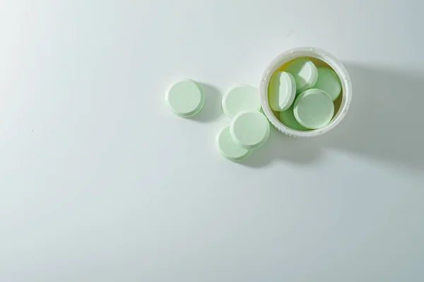 Monte Comprimidos Medicinais Antibióticos Comprimidos Médicos Brancos Verde Claro Com — Fotografia de Stock