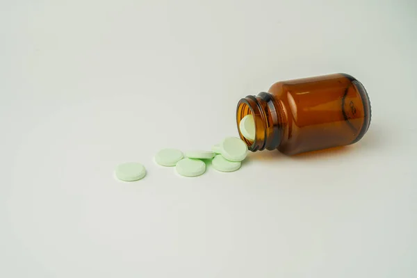 Grupo Pílulas Medicina Antibióticos Comprimidos Médicos Brancos Verde Claro Garrafas — Fotografia de Stock