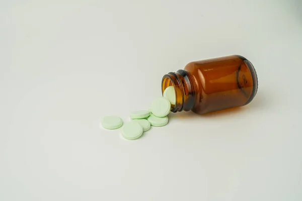 Grupo Pílulas Medicina Antibióticos Comprimidos Médicos Brancos Verde Claro Garrafas — Fotografia de Stock