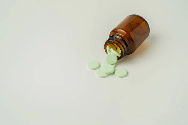 Grupo Píldoras Medicinales Antibióticos Tabletas Médicas Blancas Verde Claro Frascos — Foto de Stock